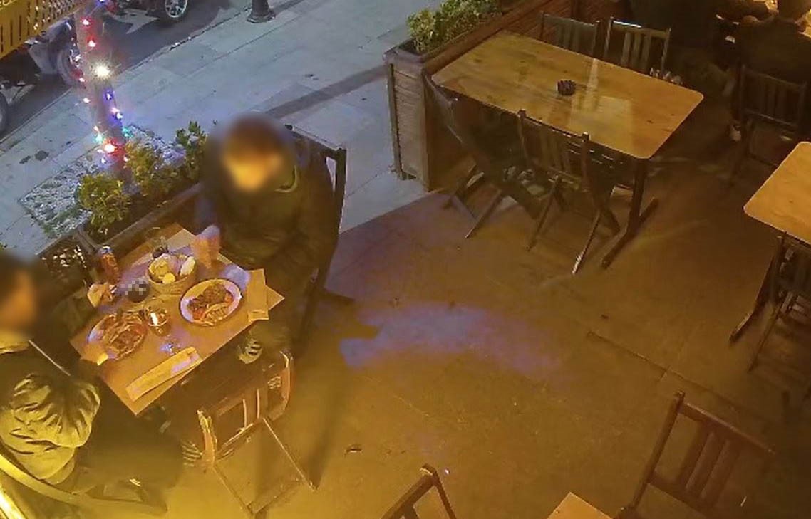 Yediler içtiler hesabı ödemeye gelince kaçtılar
Yediler içtiler hesabı ödemeye gelince kaçtılar