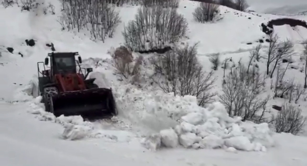 Yedisu’da kar kalınlığı 1 metreyi aştı, ekiplerin mücadelesi sürüyor

