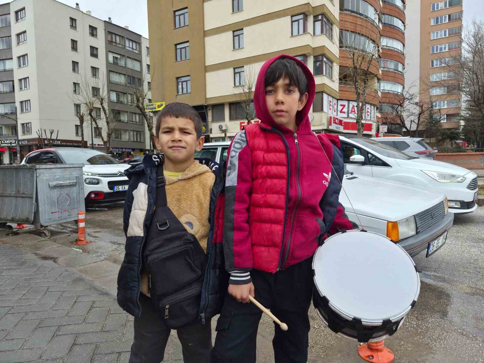 Yeğeniyle birlikte bayram harçlığı toplayan küçük davulcu
Yeğeniyle birlikte bayram harçlığı toplayan küçük davulcu