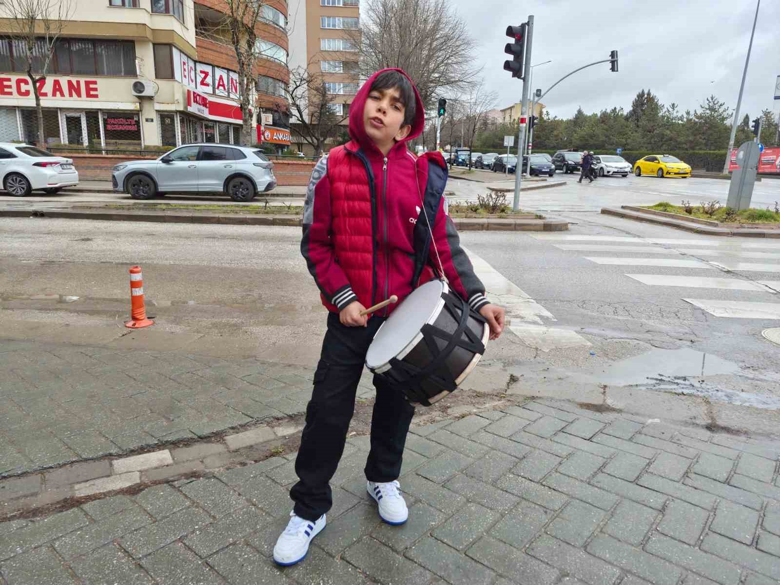 Yeğeniyle birlikte bayram harçlığı toplayan küçük davulcu
Yeğeniyle birlikte bayram harçlığı toplayan küçük davulcu