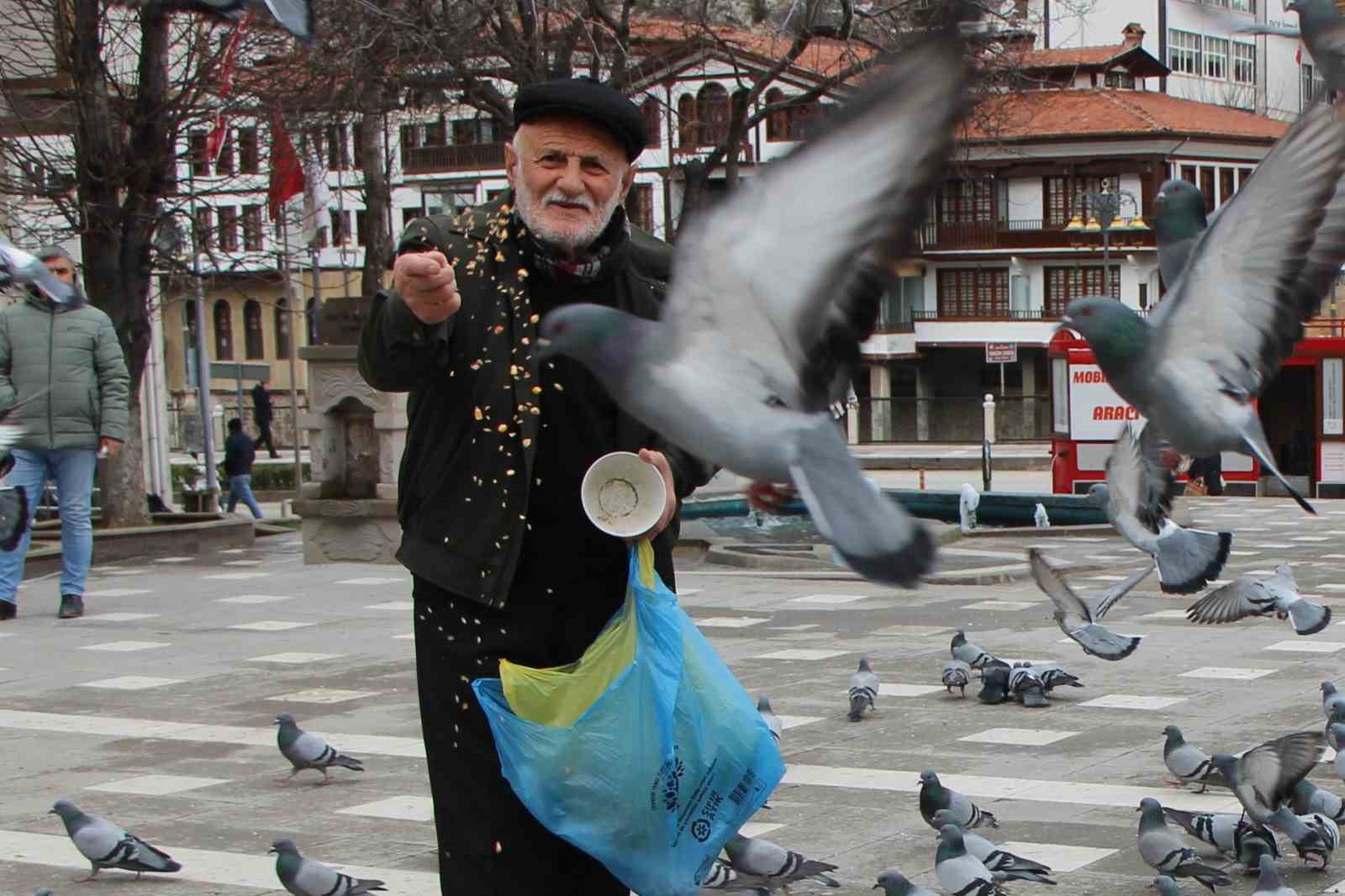 ’Yemci Dede’ 20 yıldır sokaklardaki güvercinleri beslemeden kahvaltı yapmıyor
