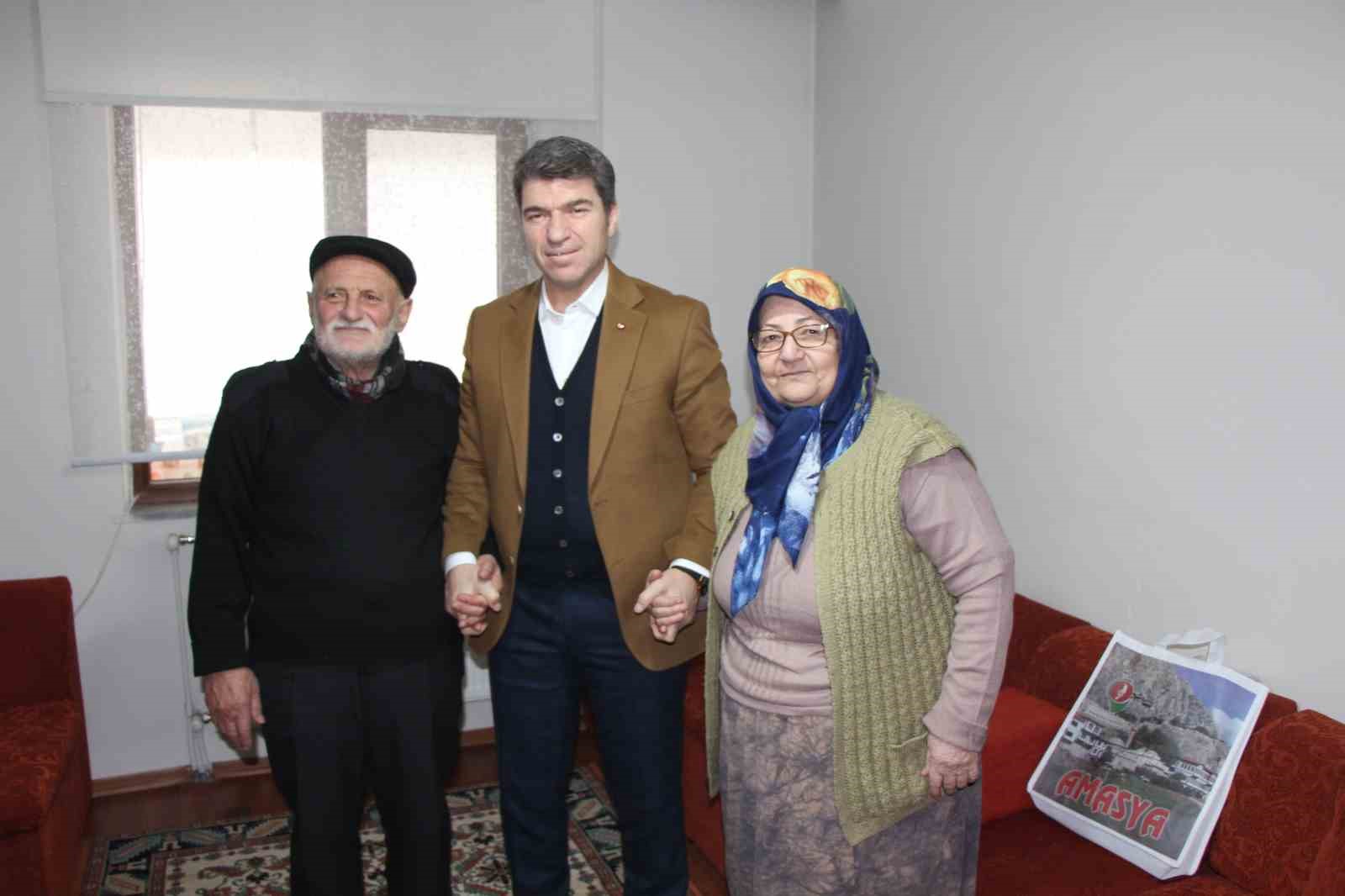 ’Yemci Dede’ 20 yıldır sokaklardaki güvercinleri beslemeden kahvaltı yapmıyor
