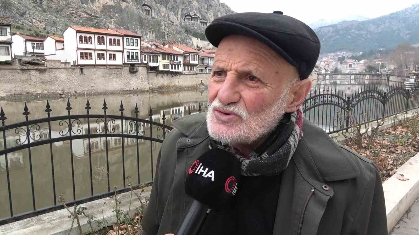 ’Yemci Dede’ 20 yıldır sokaklardaki güvercinleri beslemeden kahvaltı yapmıyor
