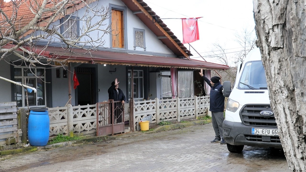 Yemek yapamayan 86 yaşındaki Necmettin dedenin imdadına "Gönül Kazan" yetişti
Yemek yapamayan 86 yaşındaki Necmettin dedenin imdadına "Gönül Kazan" yetişti