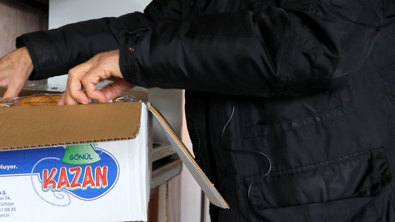 Yemek yapamayan 86 yaşındaki Necmettin dedenin imdadına "Gönül Kazan" yetişti
Yemek yapamayan 86 yaşındaki Necmettin dedenin imdadına "Gönül Kazan" yetişti