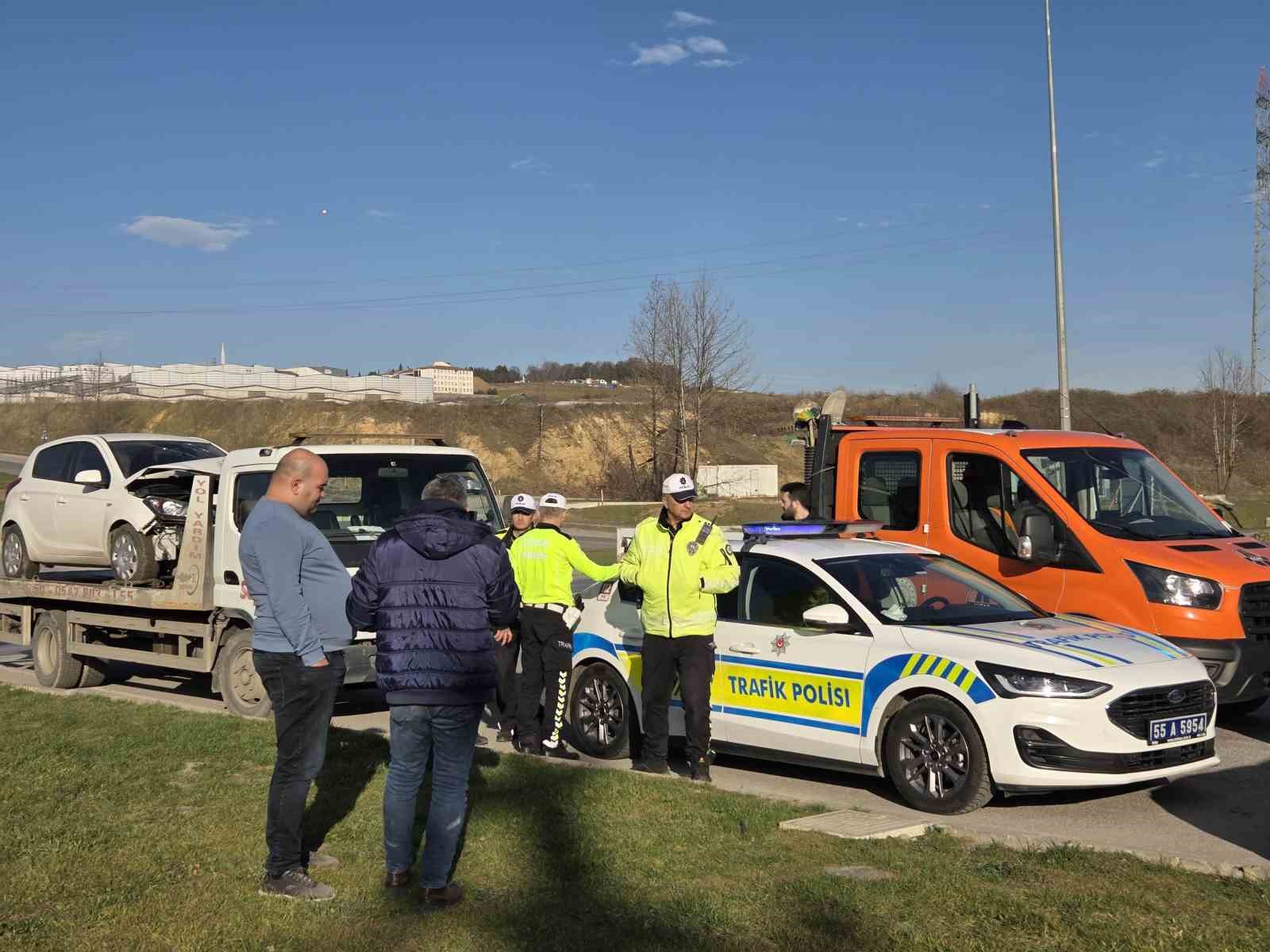 Yeni aldığı aracıyla kaza yaptı: 2 yaralı
Yeni aldığı aracıyla kaza yaptı: 2 yaralı