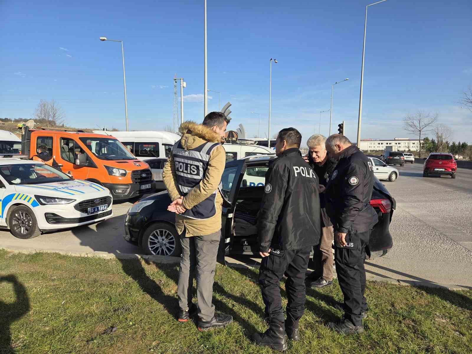 Yeni aldığı aracıyla kaza yaptı: 2 yaralı
Yeni aldığı aracıyla kaza yaptı: 2 yaralı