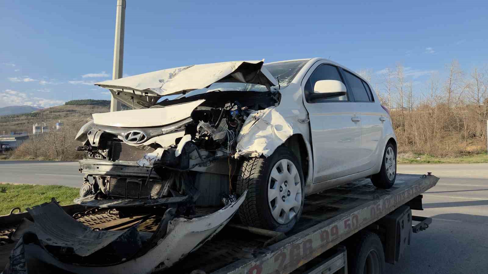 Yeni aldığı aracıyla kaza yaptı: 2 yaralı
Yeni aldığı aracıyla kaza yaptı: 2 yaralı