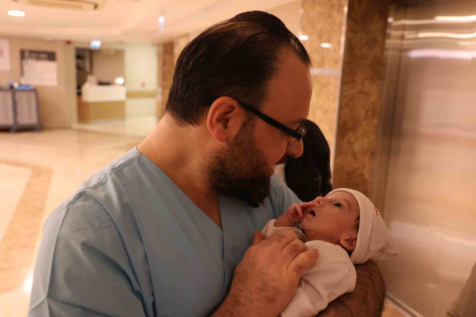 Yeni doğan bebek 79 günde 4 ağır ameliyat geçirerek hayata tutundu
