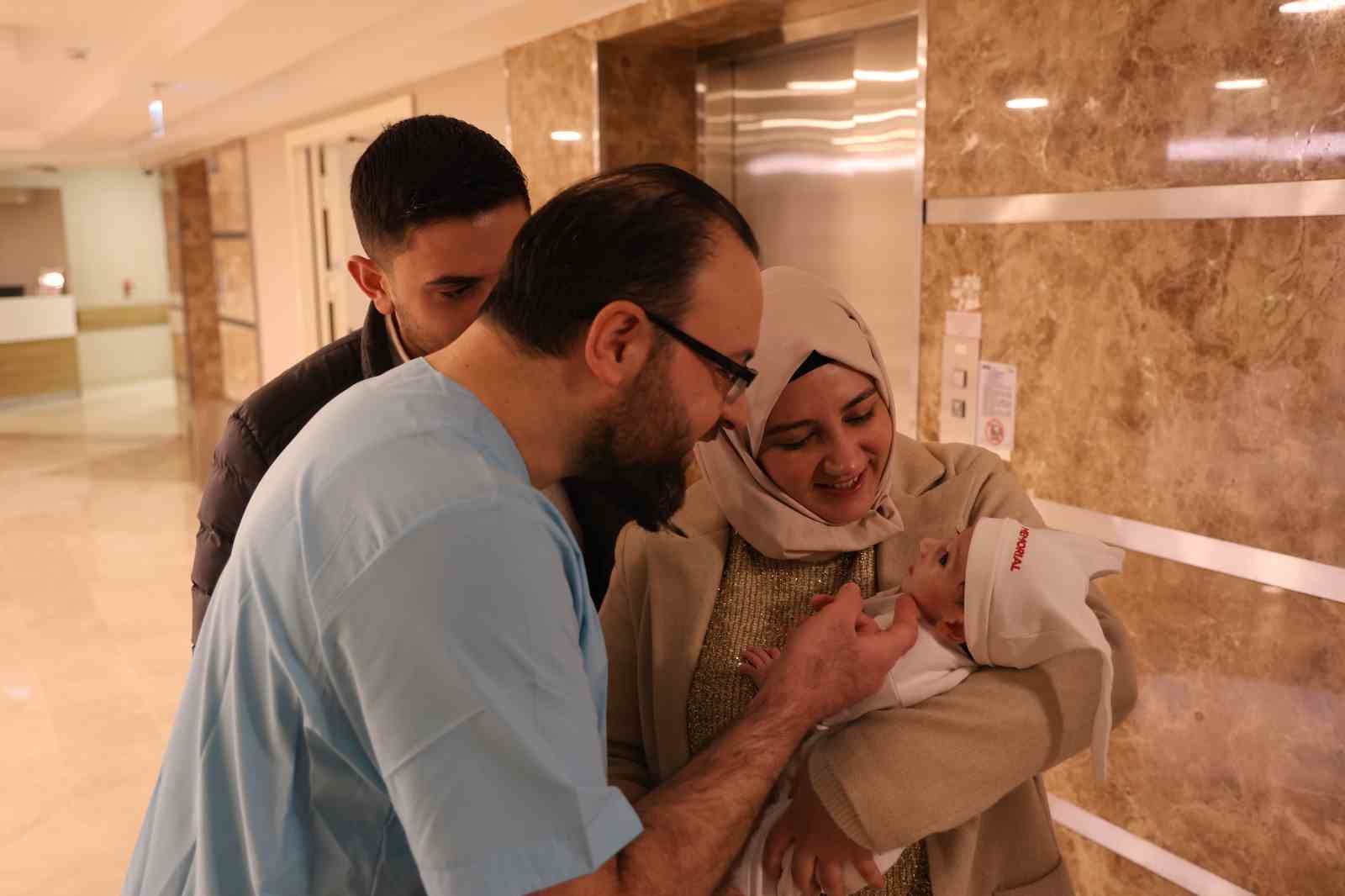 Yeni doğan bebek 79 günde 4 ağır ameliyat geçirerek hayata tutundu
