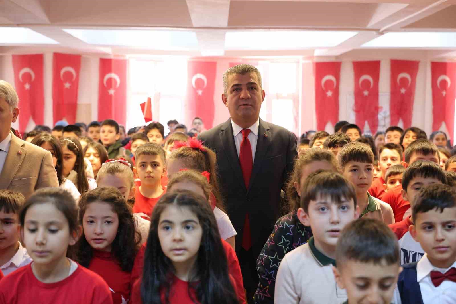 Yeni döneme ay-yıldızlı bayrakla başladılar
