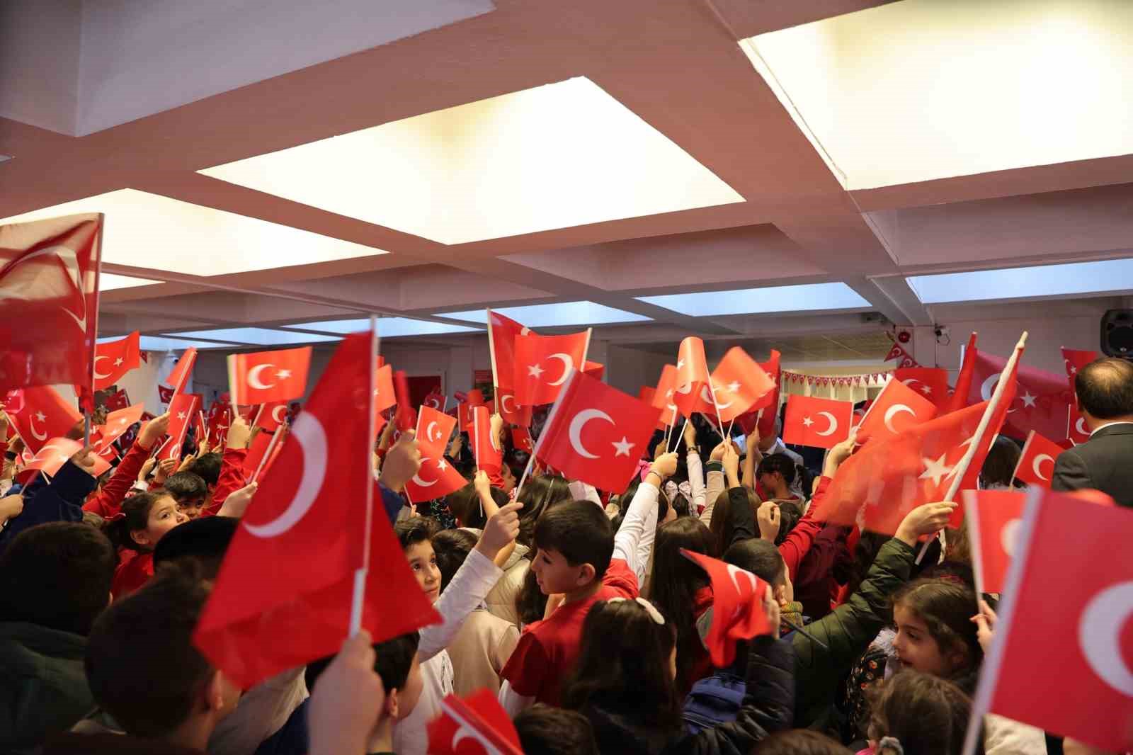 Yeni döneme ay-yıldızlı bayrakla başladılar
