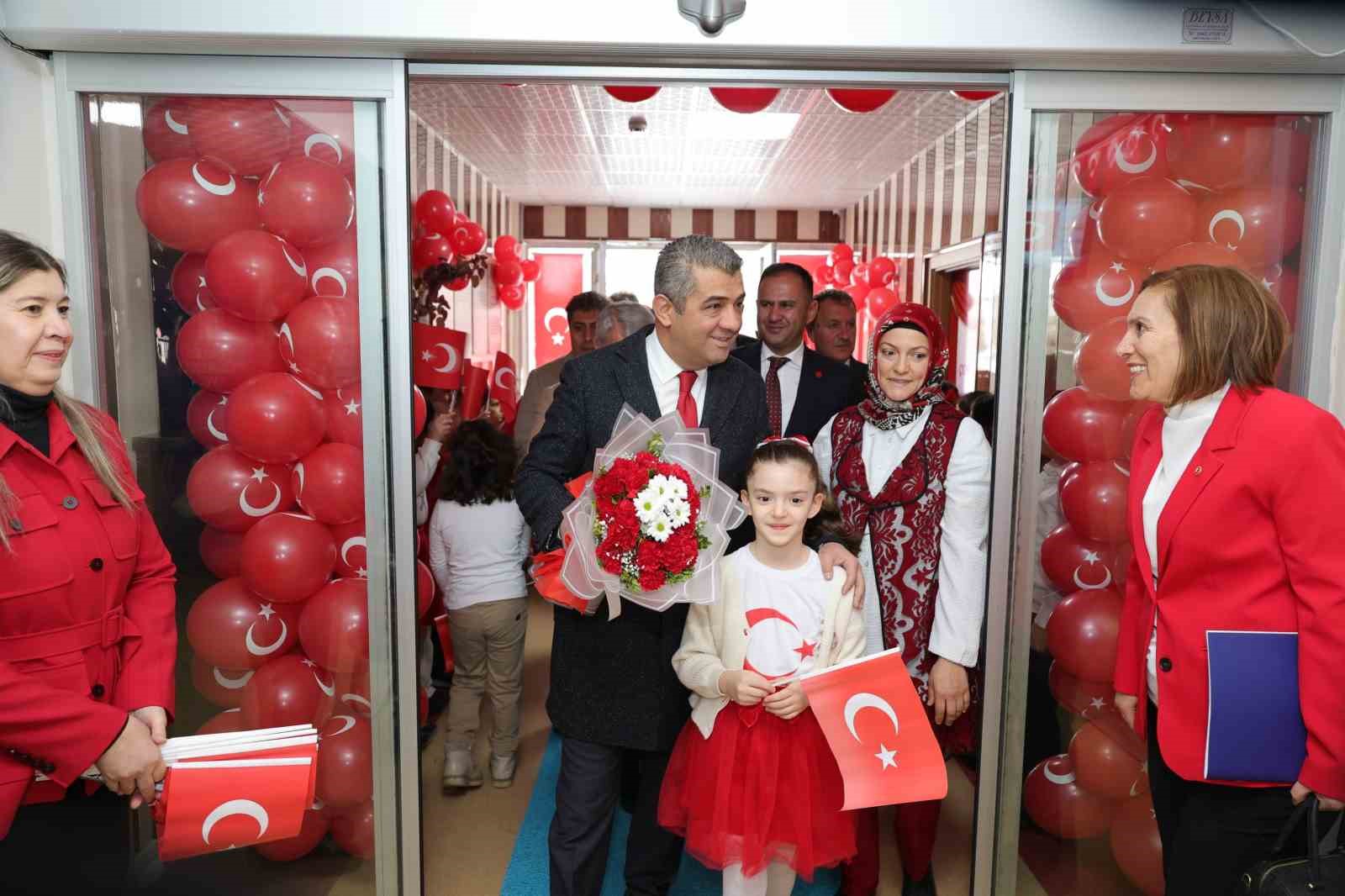 Yeni döneme ay-yıldızlı bayrakla başladılar
