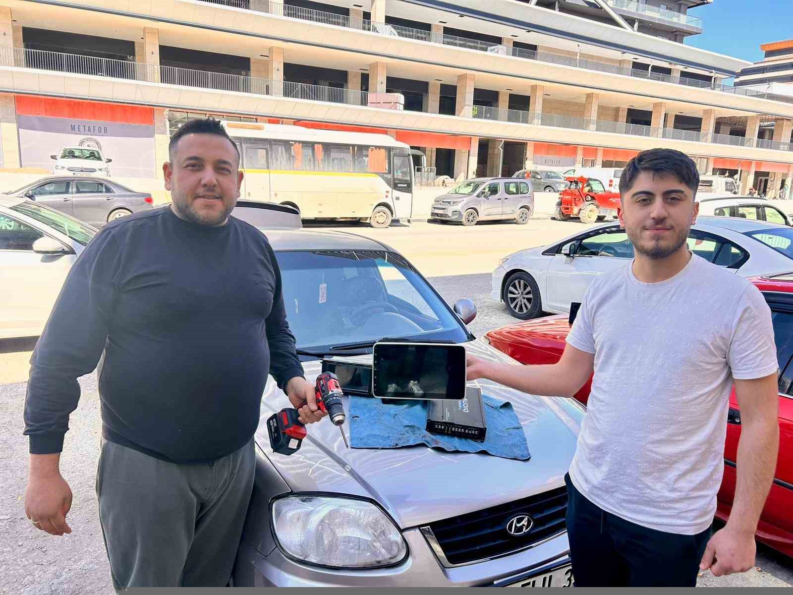 Yeni düzenleme kapsamında ceza yemek istemeyen sürücüler araçlarındaki standart dışı ses ve görüntü sistemlerini söktürmeye başladı
