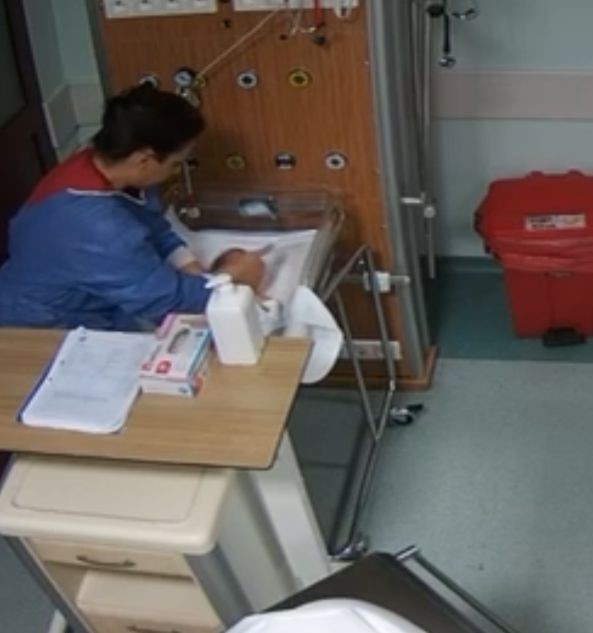 Yeni görüntüler ortaya çıktı: Bebeğe şiddet uygulayan hemşire başka bebeğe de tokat atmış
