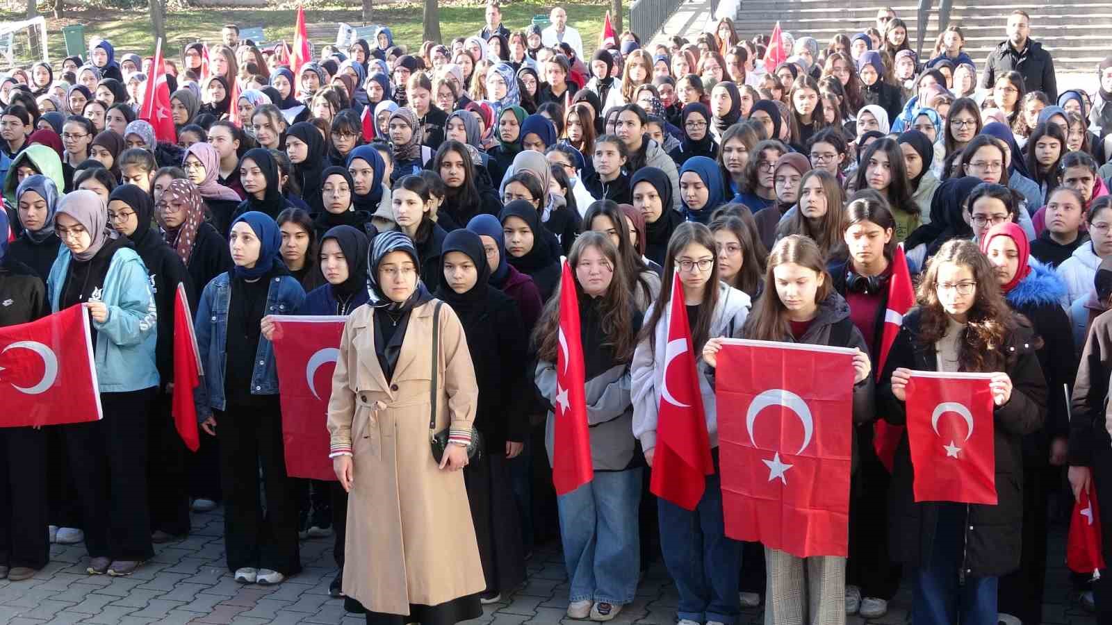 Yeni haftaya bayrak, vatan, milli ve manevi değerler anlatılarak başladı
