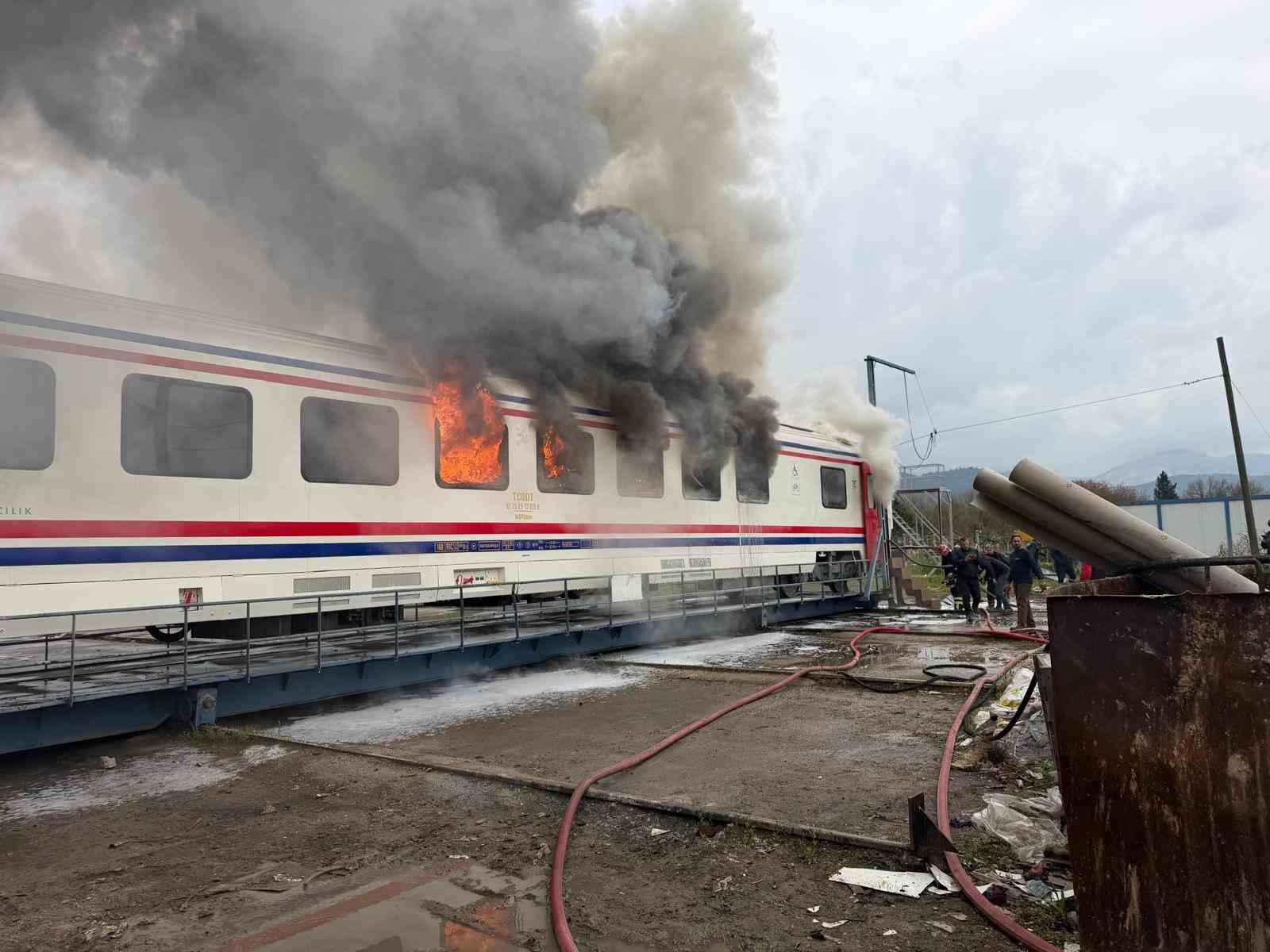 Yeni üretilen vagon alev alev yandı
