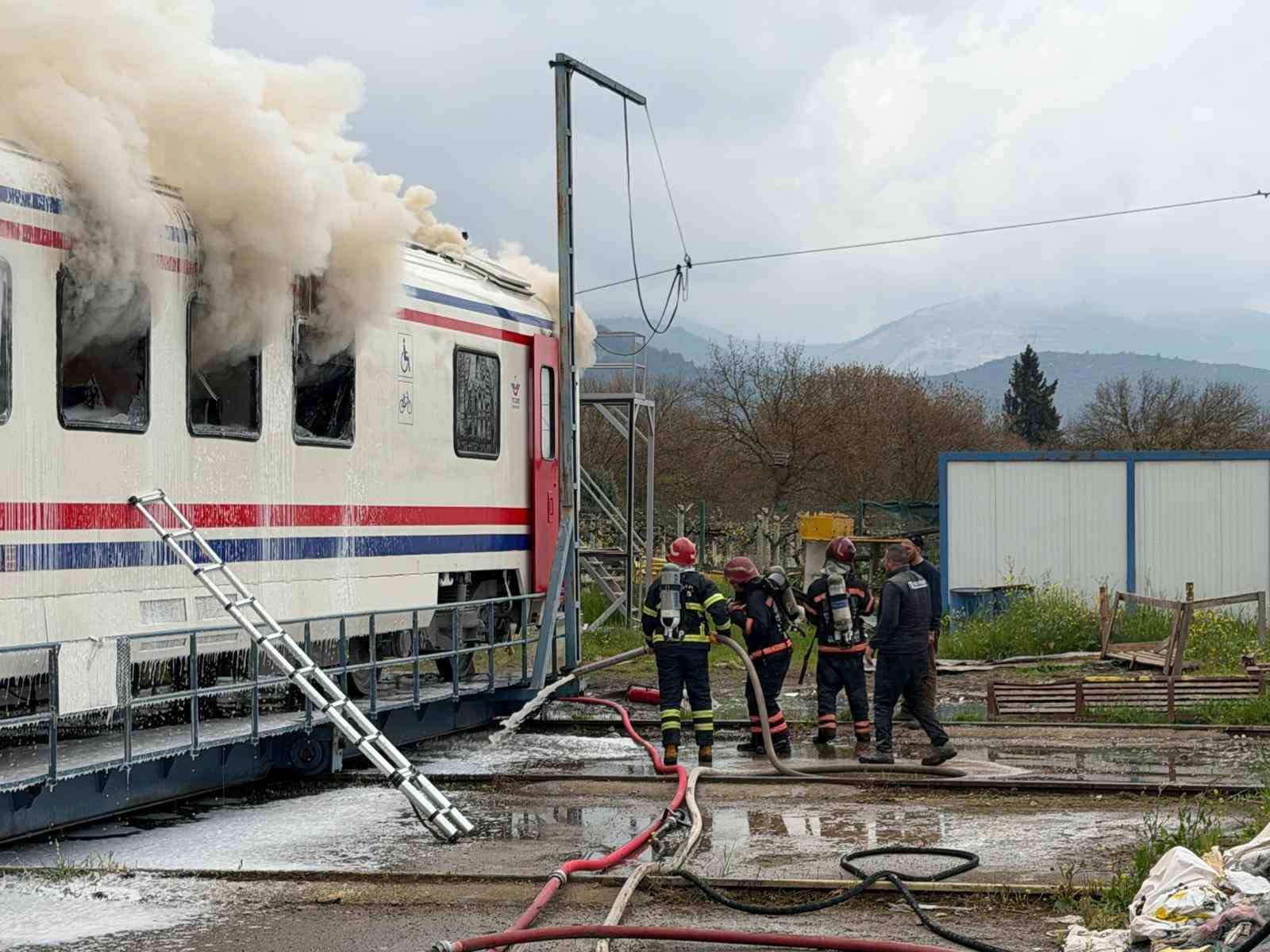 Yeni üretilen vagon alev alev yandı
