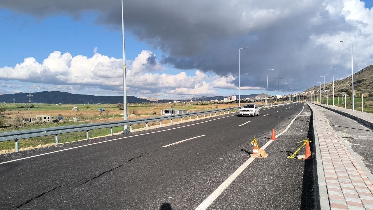 Yeni yapılan yolda çatlak ve göçükler oluştu
