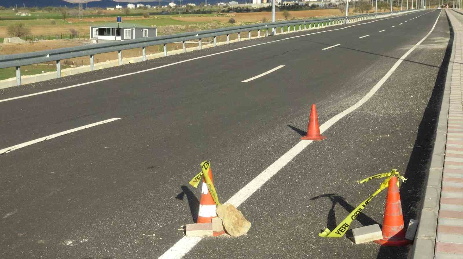 Yeni yapılan yolda çatlak ve göçükler oluştu
