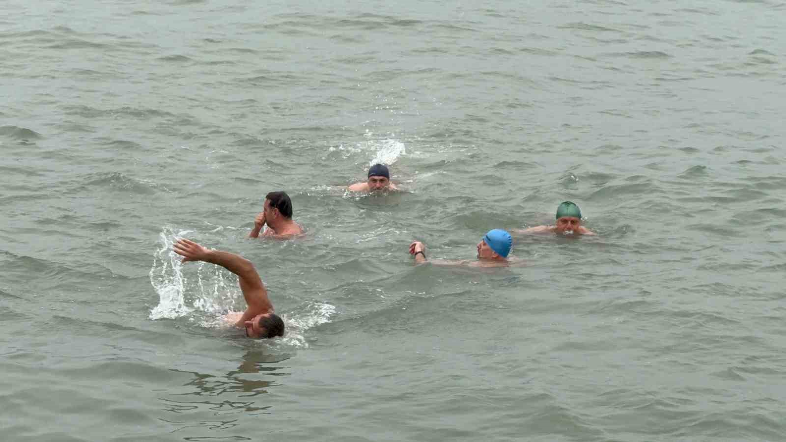 Yeni yılın ilk gününde buz gibi suda deniz keyfi
