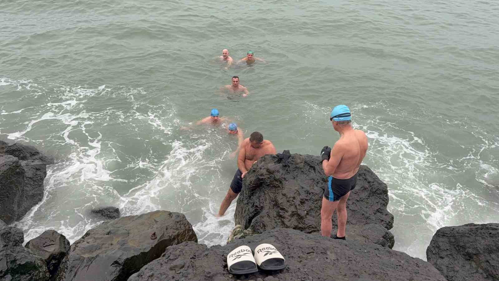 Yeni yılın ilk gününde buz gibi suda deniz keyfi
