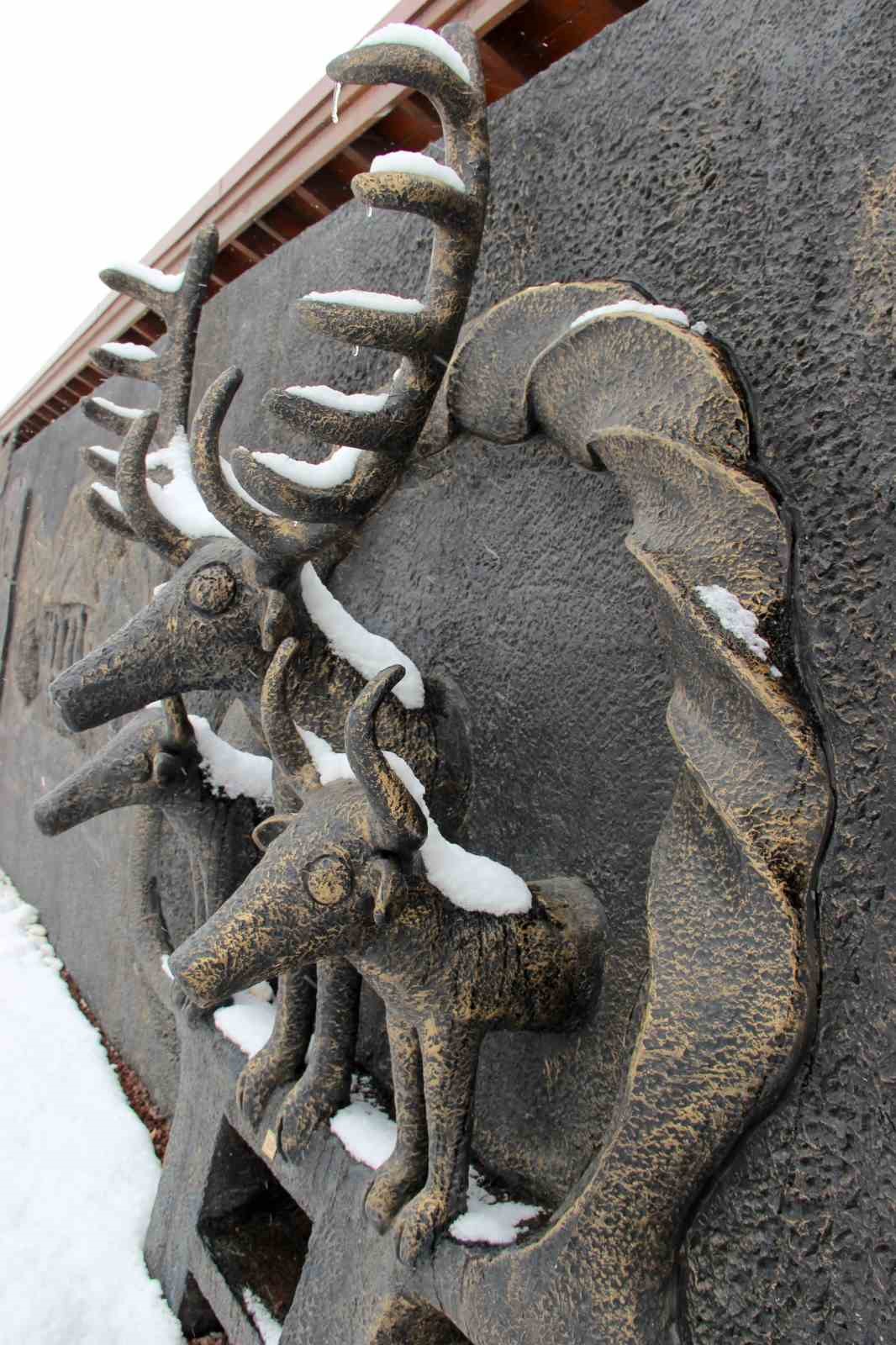 Yeni yılın ilk gününde kar neşesi: Çocuklar sokaklara döküldü
