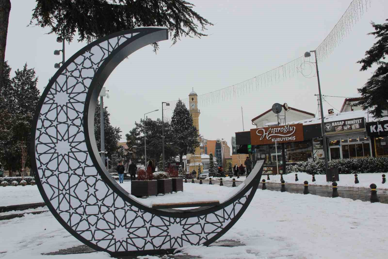 Yeni yılın ilk gününde kar neşesi: Çocuklar sokaklara döküldü
