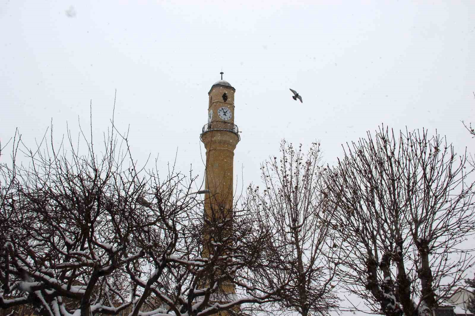 Yeni yılın ilk gününde kar neşesi: Çocuklar sokaklara döküldü
