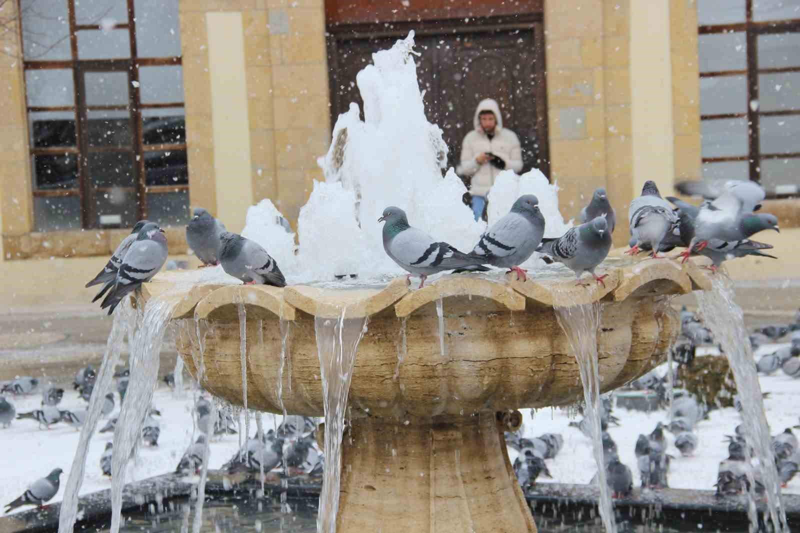 Yeni yılın ilk gününde kar neşesi: Çocuklar sokaklara döküldü
