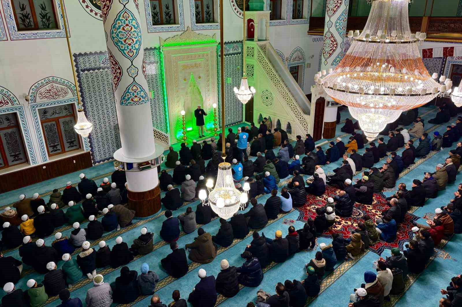 Yeni yılın ilk sabahında namazda buluştular
