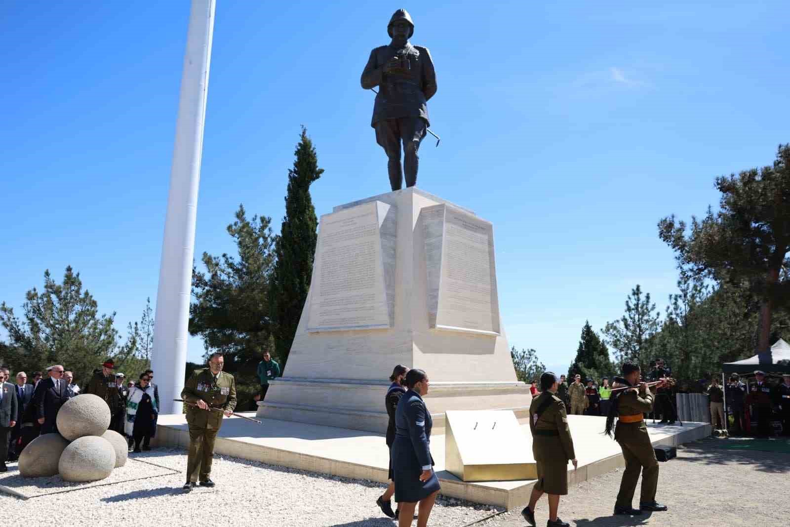 Yeni Zelanda askerleri, atalarını ’haka’ dansıyla andı
