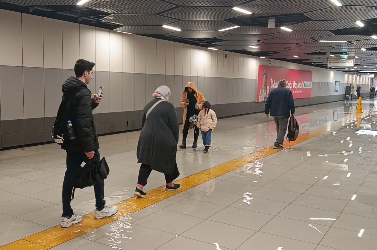 Yenibosna Metro durağını su bastı
