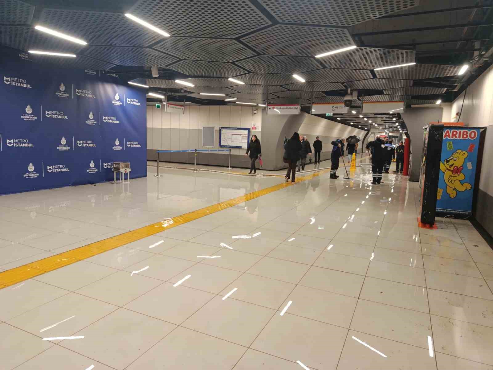 Yenibosna Metro durağını su bastı
