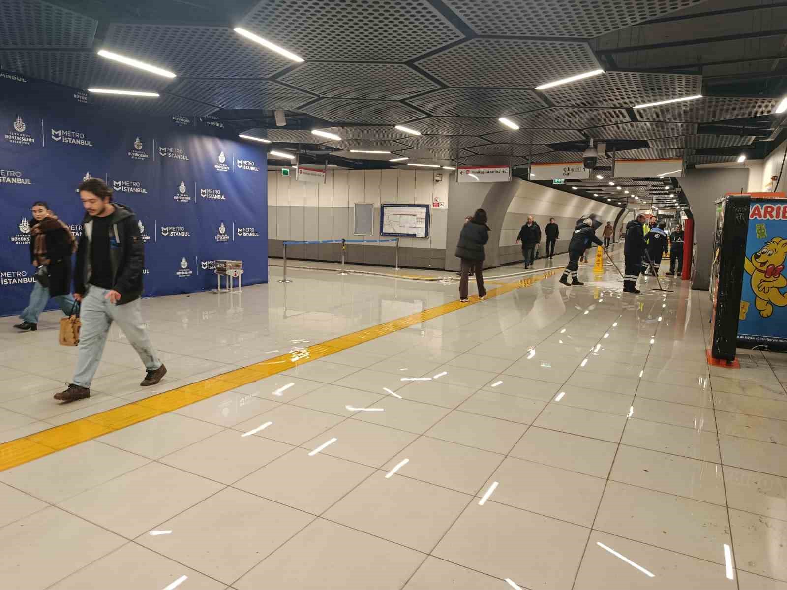 Yenibosna Metro durağını su bastı
