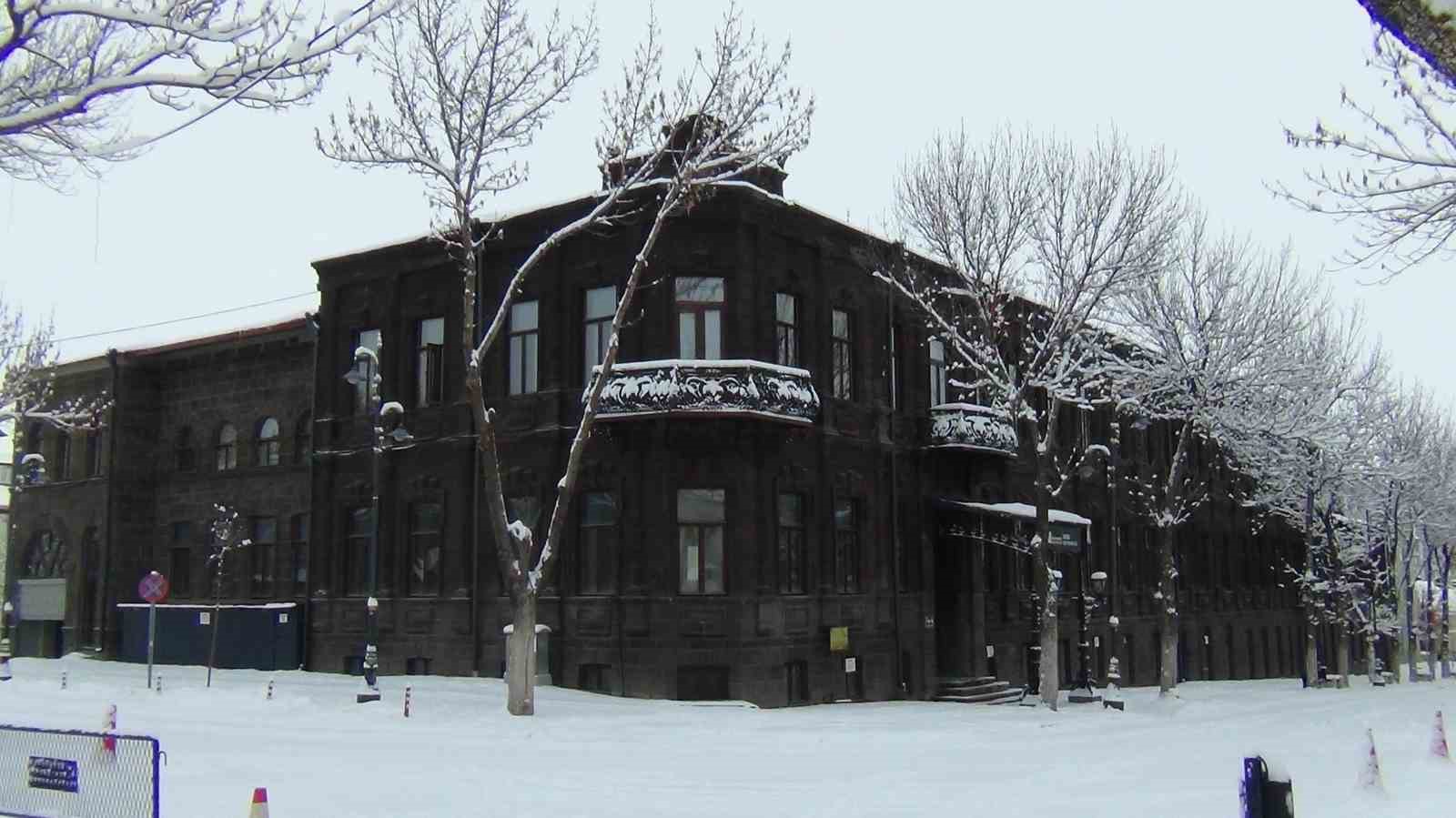 Yeniden beyaza bürünen Kars havadan görüntülendi
