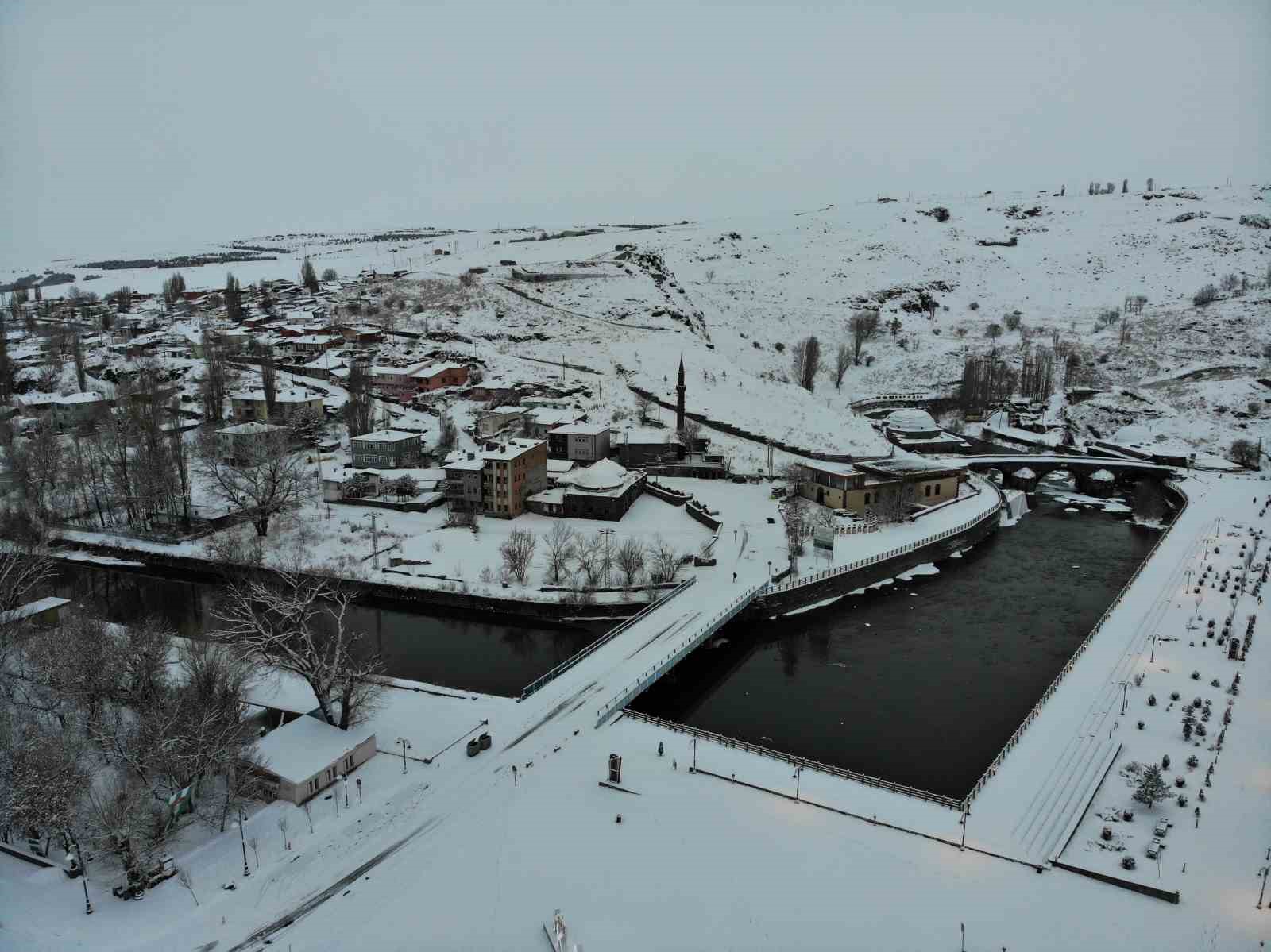 Yeniden beyaza bürünen Kars havadan görüntülendi

