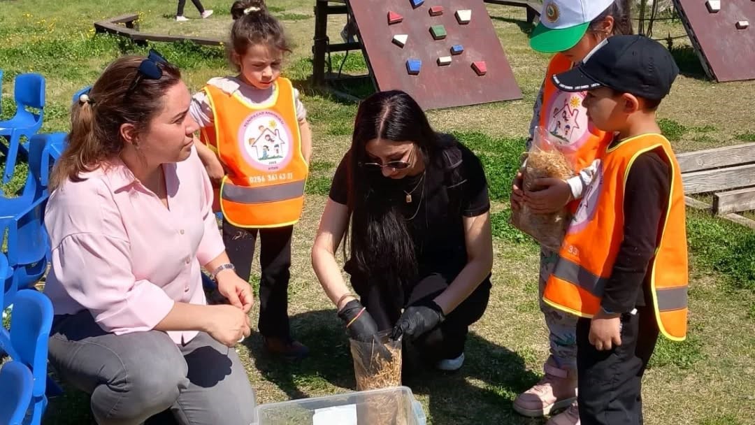 Yenipazar’da mantar atölyesine katılan miniklerden üretime ilk adım
Yenipazar’da mantar atölyesine katılan miniklerden üretime ilk adım