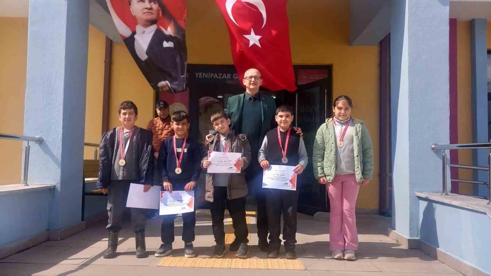 Yenipazar’da minik zihinler yarıştı, şampiyonlar belli oldu
