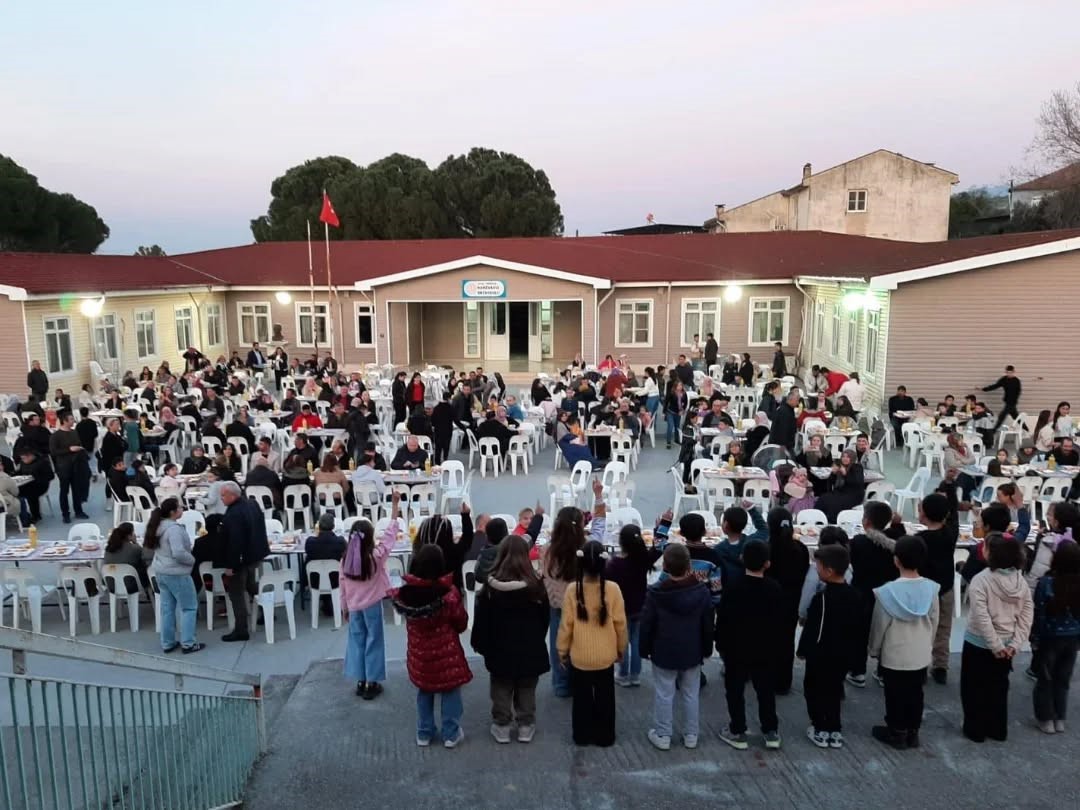 Yenipazar’da öğrenciler ve protokol iftar sofrasında buluştu
