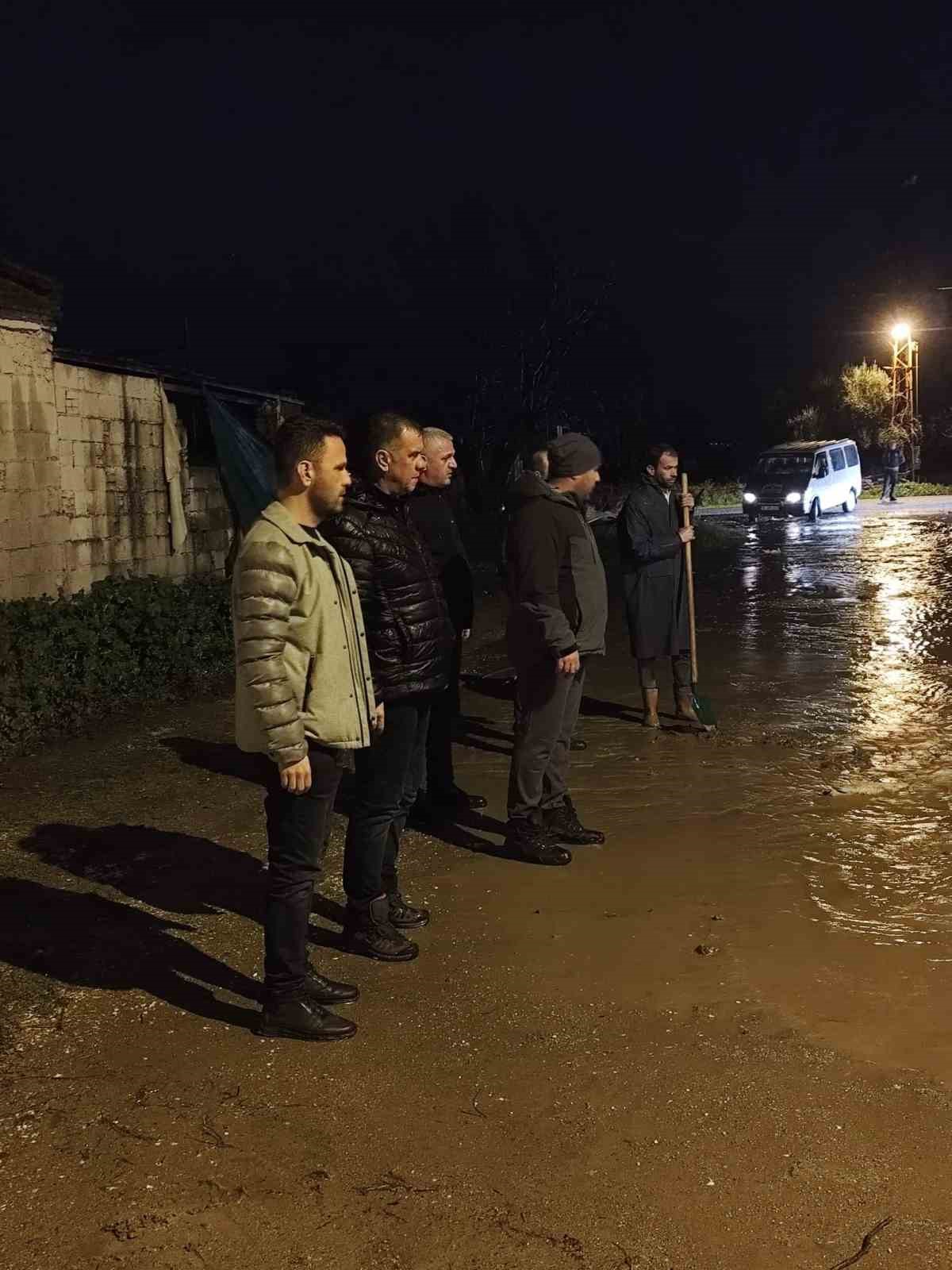 Yenipazar’da sağanak yağış etkili oldu
