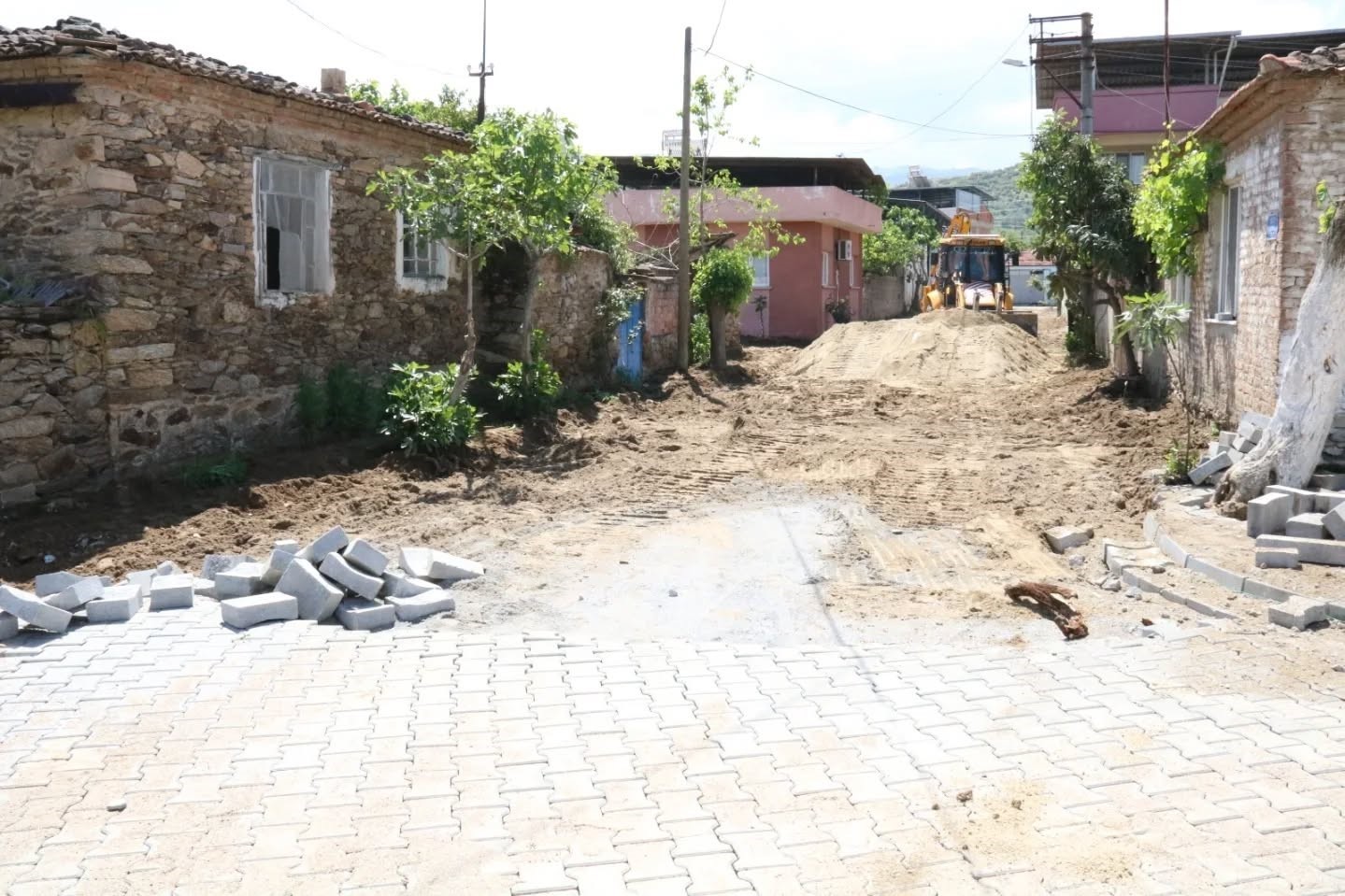 Yenipazar’da üstyapı atağı: Parke taşları yenileniyor
