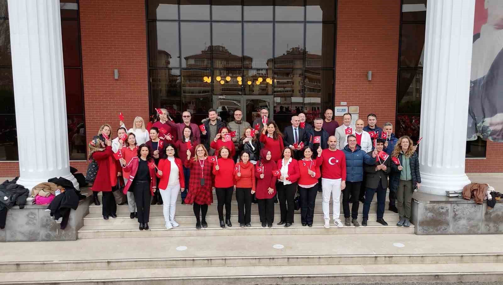 Yer gök kırmızı beyaz
