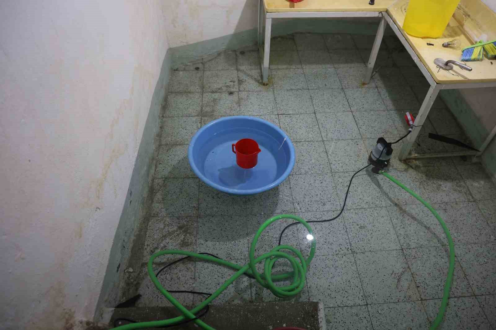 Yeraltı kaynakları dolunca sular, evlerin altından çıkmaya başladı: 40 evin bodrumunu su bastı
