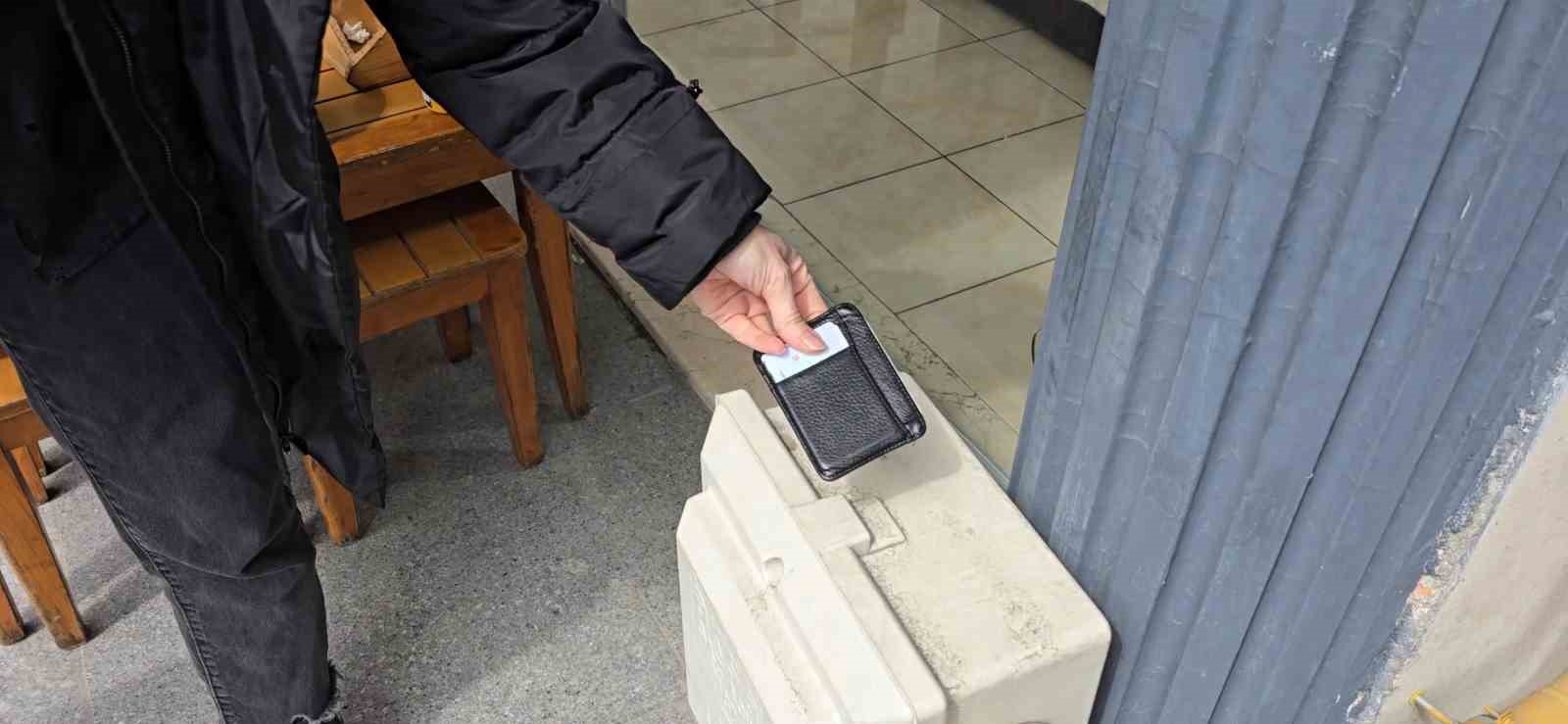 Yerde değil yüksekte arayınca cüzdanını buldu
