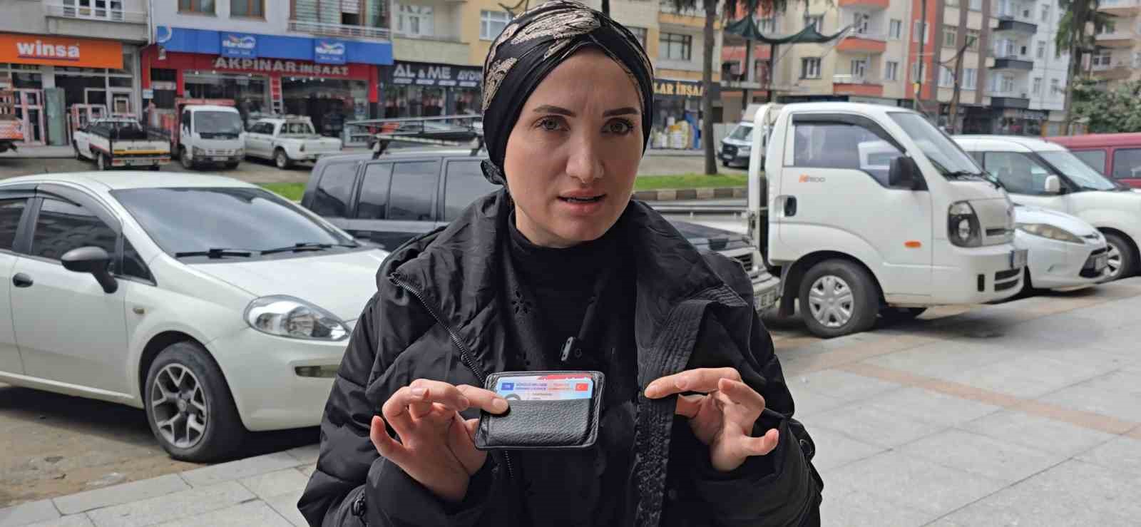 Yerde değil yüksekte arayınca cüzdanını buldu
