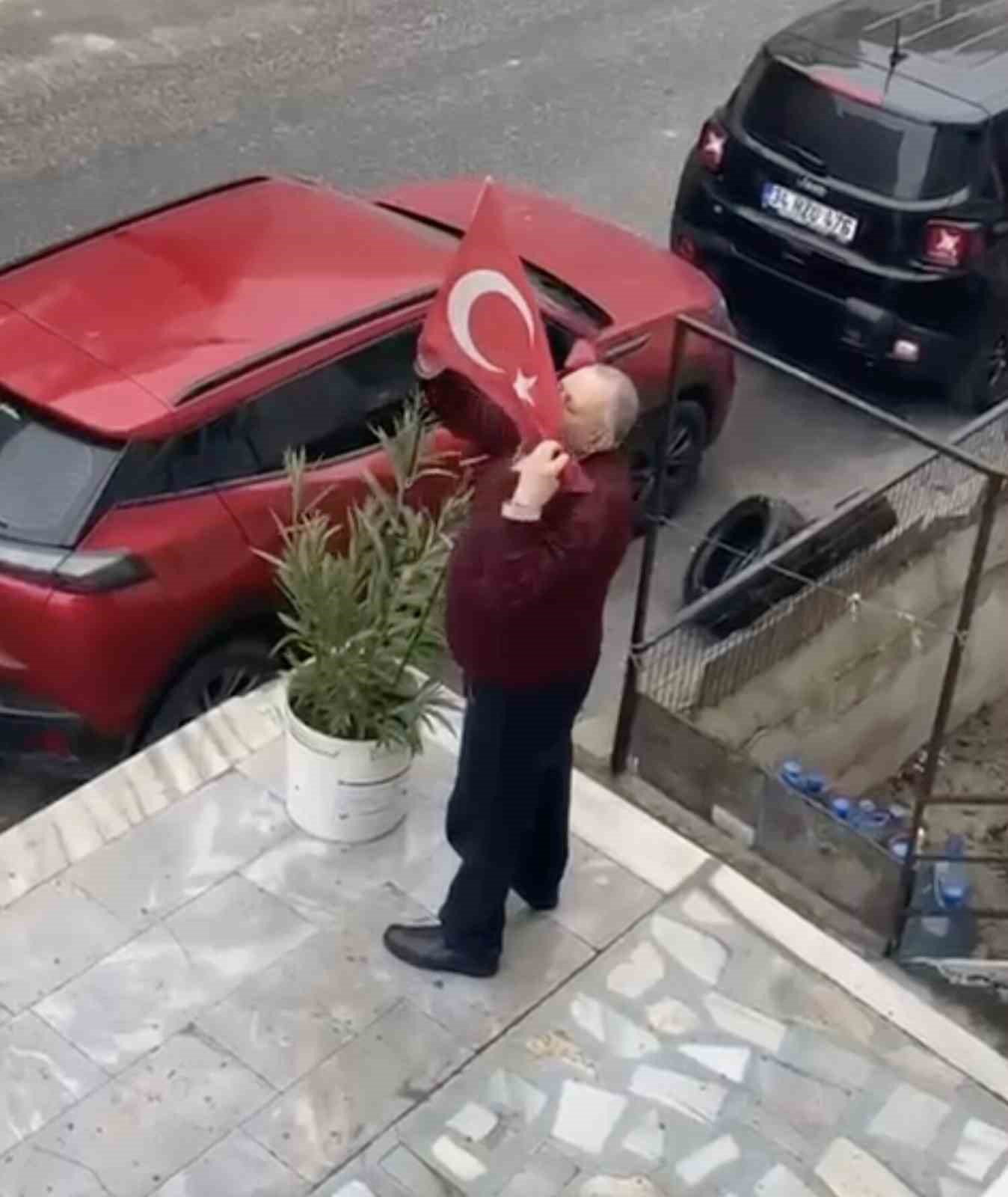 Yerde gördü, öperek yerine astı: İzleyenler duygulandı
