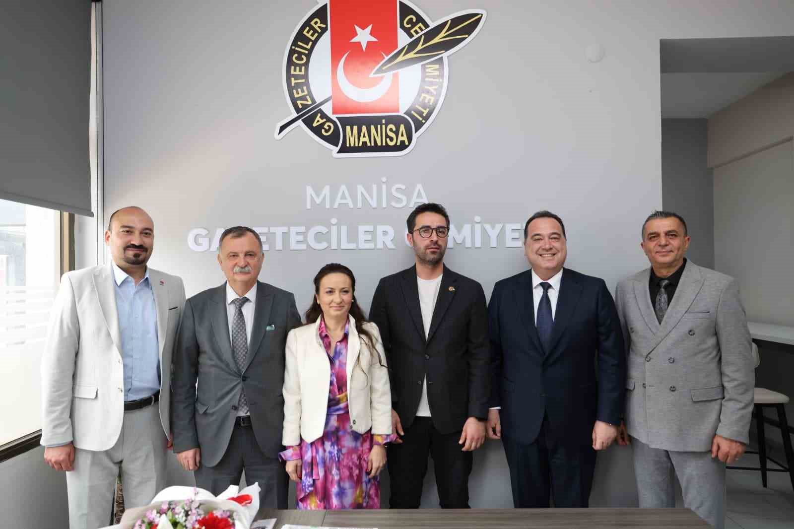 Yerel yöneticiler, gazetecilerle bir araya gelerek 69. yıl coşkusunu paylaştı
