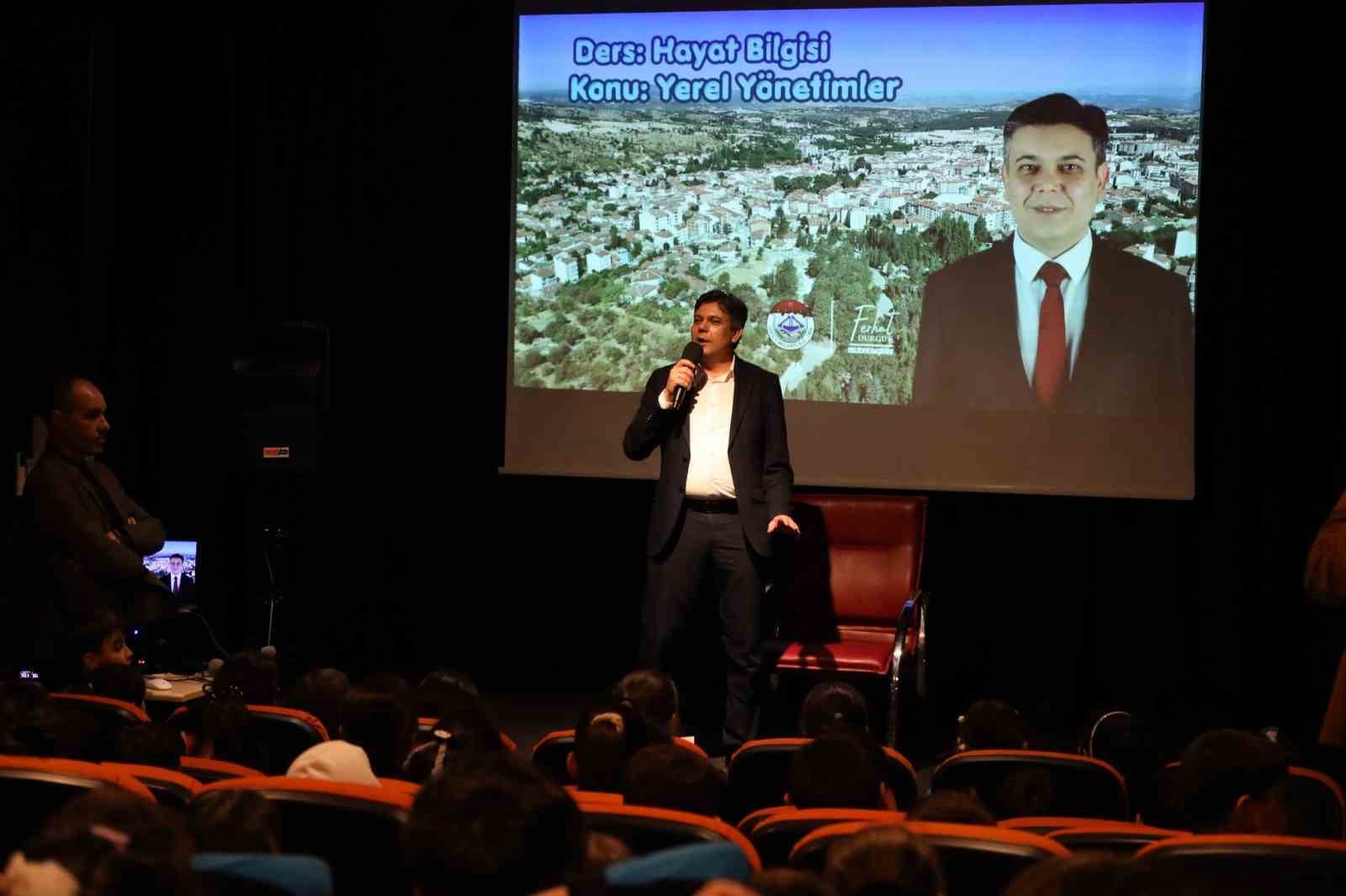 ‘Yerel Yönetimler’ konusu kapsamında Başkan Durgut öğrencilerle buluştu
