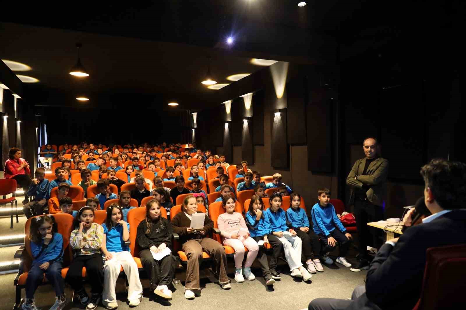 ‘Yerel Yönetimler’ konusu kapsamında Başkan Durgut öğrencilerle buluştu
